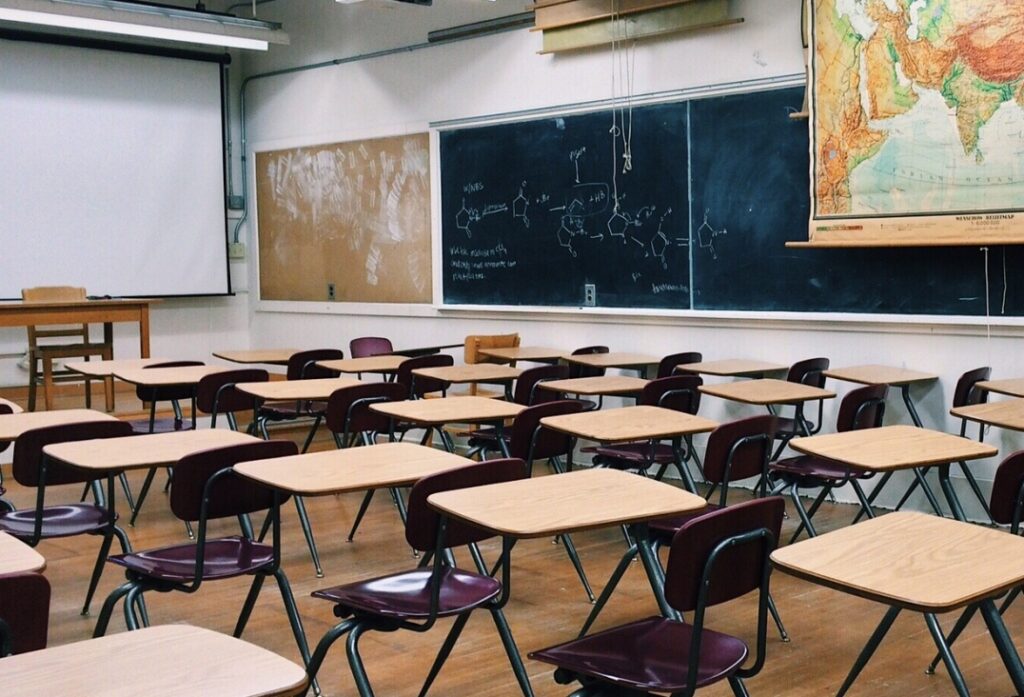 Uczeń bierze udział w Tygodniu Historii Lokalnej Ursusa: program edukacji kulturalnej dla szkół podstawowych