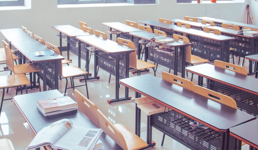 Policja i naukowiec z Wojskowej Akademii Technicznej prowadzą warsztaty na temat zagrożeń w internecie dla uczniów Szkoły Eduventura