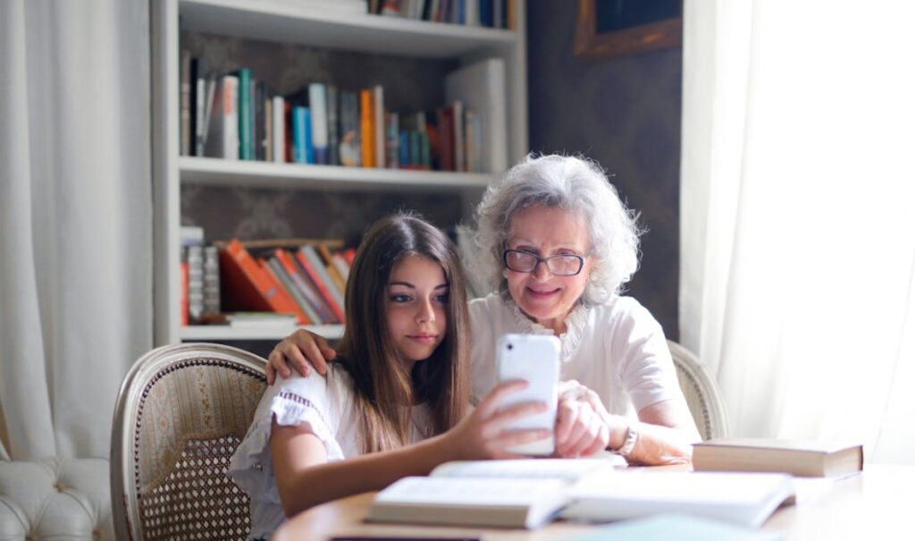 Skuteczna interwencja dzielnicowych z Ursusa ratuje starszą kobietę przed oszustwem